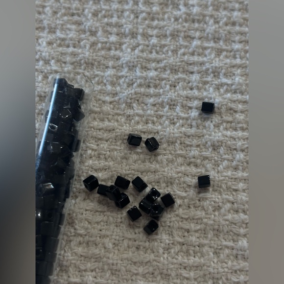 Variety of cube and triangle beads - Picture 7 of 8